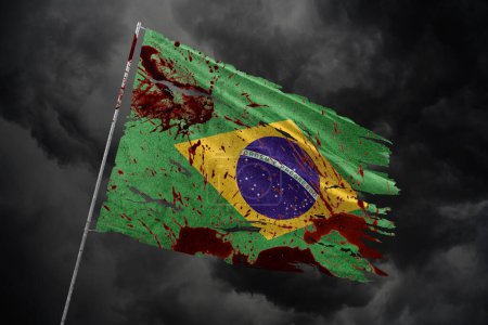 Téléchargez les photos : Drapeau déchiré du Brésil sur fond de ciel sombre avec des taches de sang. - en image libre de droit