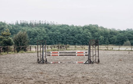 Téléchargez les photos : Zone avec barrières pour le saut d'obstacles sur le territoire de l'hippodrome. - en image libre de droit
