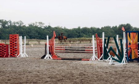 Téléchargez les photos : Zone avec barrières pour le saut d'obstacles sur le territoire de l'hippodrome. - en image libre de droit