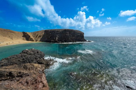Hermosa bahía en la playa de Papagayo en la isla canaria de Lanzarote en el Océano Atlántico