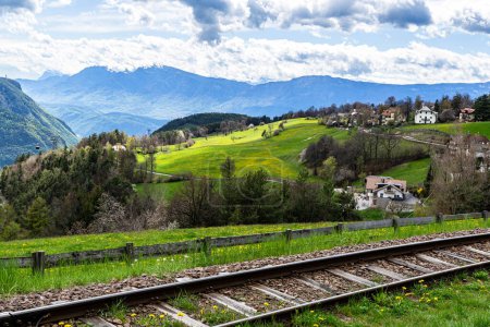 Foto de Un tramo de las vías del ferrocarril dolomita pasa oberbozen con su imponente paisaje de montaña - Imagen libre de derechos
