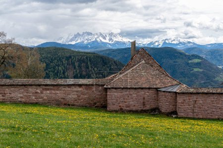Foto de Fondo contrastante, con montañas nevadas de invierno y prado florido de primavera - Imagen libre de derechos