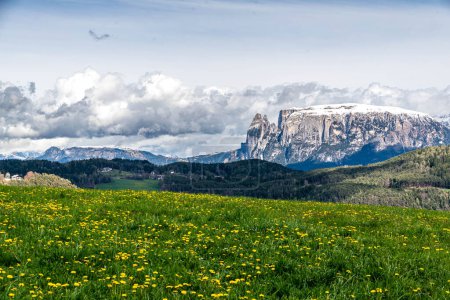 Foto de Un fondo impresionante del hermoso y típico paisaje montañoso del Tirol del Sur y parte de las dolomitas - Imagen libre de derechos