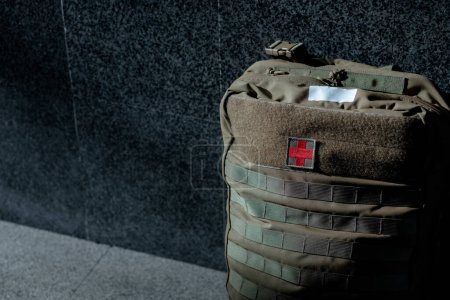 Foto de Primer plano de una mochila de médicos de combate con espacio para el texto. Foto de alta calidad - Imagen libre de derechos