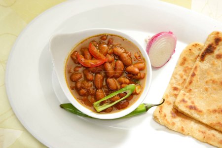 Téléchargez les photos : Rajma ou haricots rouges avec parthe, plat indien - en image libre de droit