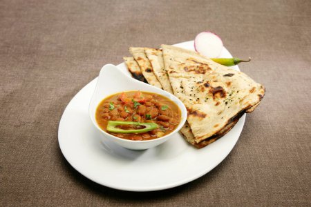 Téléchargez les photos : Rajma ou haricots rouges avec Naan, plat indien - en image libre de droit