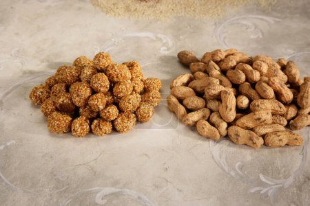 Téléchargez les photos : Til ladoo ou sésame Laddu ou Rewri boules aux cacahuètes - en image libre de droit