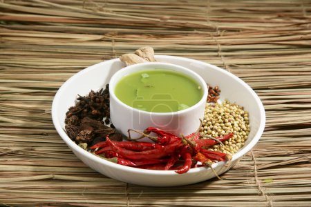Téléchargez les photos : Chutney vert ou soupe de coriandre et menthe fraîche - en image libre de droit