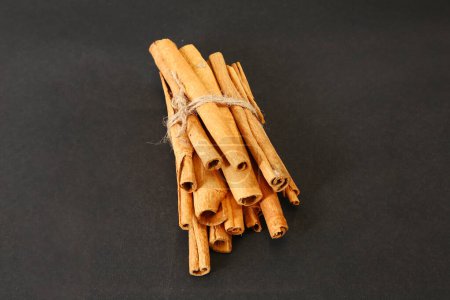 Téléchargez les photos : Bâtonnets sains de Dalchini ou de cannelle, épice indienne - en image libre de droit