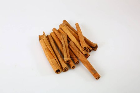 Téléchargez les photos : Bâtonnets sains de Dalchini ou de cannelle, épice indienne - en image libre de droit