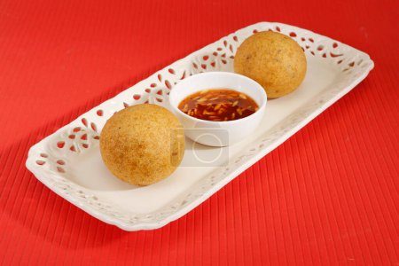 Téléchargez les photos : Bonda de pommes de terre ou batata vada avec sauce, Snack maison, nourriture indienne - en image libre de droit