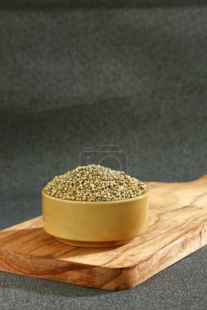 Téléchargez les photos : Bajra indien ou millet perle, graines de bajra - en image libre de droit