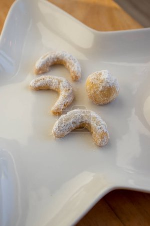 Téléchargez les photos : Vanillekipferl biscuits de cuisson de Noël typiques tchèque doux, rouleaux de vanille croissant de lune avec glaçage blanc sur la forme de l'étoile plaque - en image libre de droit