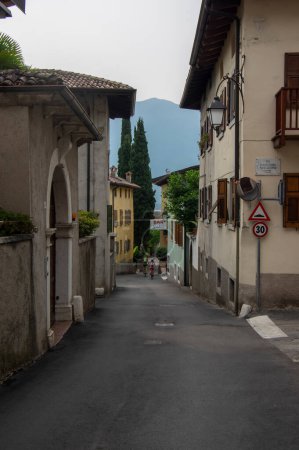 Téléchargez les photos : Varignano, Arco, Italy - June 3, 2022: Amazing narrow streets whit old mountain houses, way of living in italian Alps - en image libre de droit