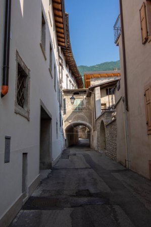 Téléchargez les photos : Varignano, Arco, Italie - Juin 2, 2022 : Incroyables rues étroites whit vieilles maisons de montagne, mode de vie dans les Alpes italiennes - en image libre de droit