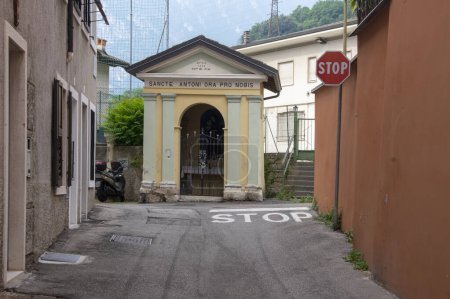 Téléchargez les photos : Varignano, Arco, Italie - Juin 3, 2022 : Incroyables rues étroites whit vieilles maisons de montagne, mode de vie dans les Alpes italiennes - en image libre de droit