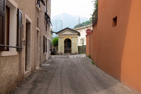 Foto de Varignano, Arco, Italy - June 3, 2022: Amazing narrow streets whit old mountain houses, way of living in italian Alps - Imagen libre de derechos