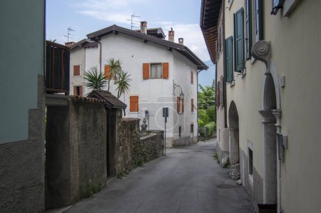 Téléchargez les photos : Varignano, Arco, Italie - Juin 1, 2022 : Incroyables rues étroites avec de vieilles maisons de montagne, mode de vie dans les Alpes italiennes - en image libre de droit