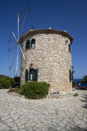 Téléchargez les photos : Moulin à vent, Cap Skinari, Zakynthos - 27 septembre 2021 : Magnifique moulin à vent traditionnel grec sur la côte rocheuse paysages étonnants - en image libre de droit