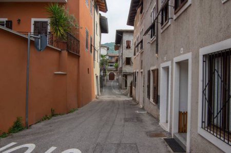 Téléchargez les photos : Varignano, Arco, Italy - June 3, 2022: Amazing narrow streets whit old mountain houses, way of living in italian Alps - en image libre de droit