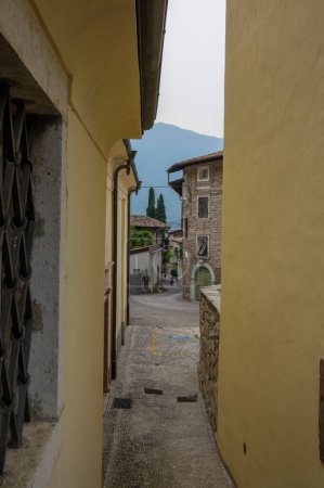 Téléchargez les photos : Varignano, Arco, Italie - Juin 3, 2022 : Incroyables rues étroites whit vieilles maisons de montagne, mode de vie dans les Alpes italiennes - en image libre de droit