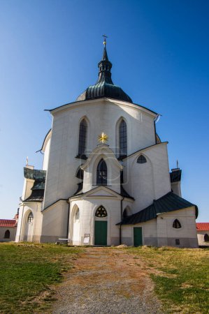 Foto de Zdar nad Sazavou, República Checa - 22 de septiembre de 2020: Monumento histórico de la Iglesia de San Juan de Nepomuk construido por Jan Santini Aichel - Imagen libre de derechos