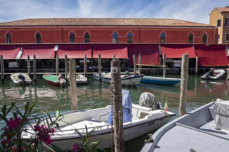 Foto de Chioggia, ITALIA - 8 de junio de 2022: Calles pintorescas de la ciudad de Chioggia con canal de agua, barcos y edificios antiguos a la luz del sol - Imagen libre de derechos