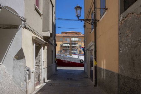 Téléchargez les photos : Chioggia, ITALIE - 8 juin 2022 : Port pour pêcheurs bateaux entourés de vieux bâtiments historiques en plein soleil - en image libre de droit
