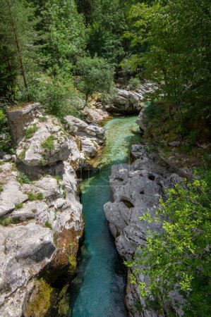 Téléchargez les photos : Incroyable eau sauvage dans la vallée de la Soce mala korita, petit ruisseau turquoise clair coulant à travers des pierres gorge - en image libre de droit