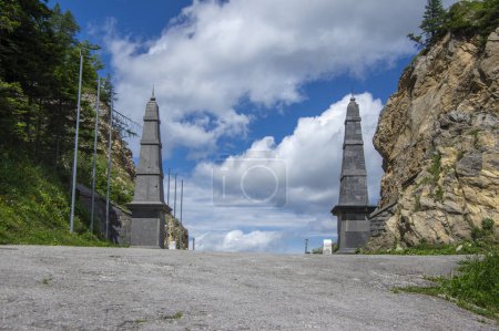 Ljubelj-Pass in der Karawankenkette in der Region Gorenjska in Slowenien mit einem Durchgang mit zwei hohen steinernen Obelisken an der Grenze zwischen Slowenien und Österreich im Sommer 