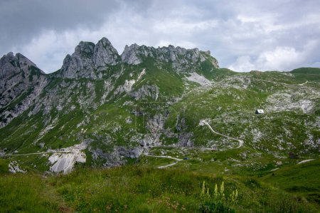 Téléchargez les photos : Mala Spice Cime Verdi culmine sur la selle de Mangart, la plus haute route panoramique de Slovénie, nuages épais avant la pluie estivale - en image libre de droit