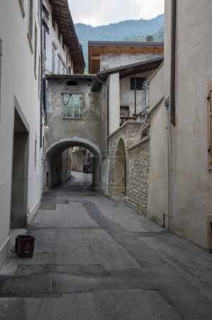 Téléchargez les photos : Varignano, Arco, Italie - Juin 1, 2022 : Incroyables rues étroites avec de vieilles maisons de montagne, mode de vie dans les Alpes italiennes - en image libre de droit