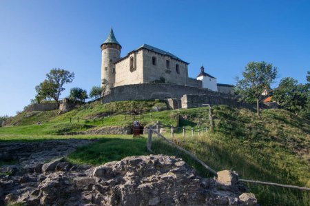 Téléchargez les photos : Vieux château public tchèque pittoresque Kuneticka hora au sommet de la colline, ciel ensoleillé et bleu - en image libre de droit