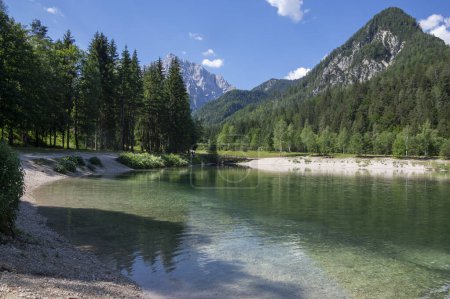 Lago de paisaje llamado Jasna en los Alpes Julianos eslovenos europeos, hermosa superficie de agua con reflejos cerca de la carretera a Vrsic Pass