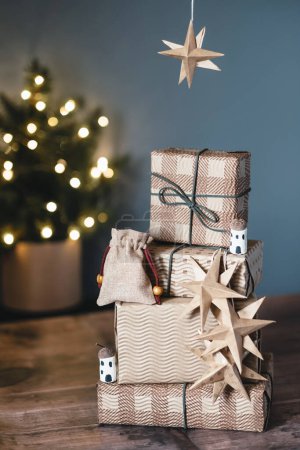 Téléchargez les photos : Arbre de Noël avec cadeaux. Bricolage décoration de Noël durable biologique. Consommation éthique et concept écologique. Photo de haute qualité - en image libre de droit