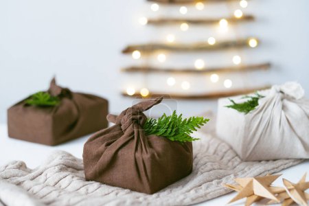 Téléchargez les photos : Composition de Noël avec des boîtes-cadeaux, décor écologique, cônes de pin, lumières arbre de Noël sur le fond. Noël écologique et durable. Photo de haute qualité - en image libre de droit