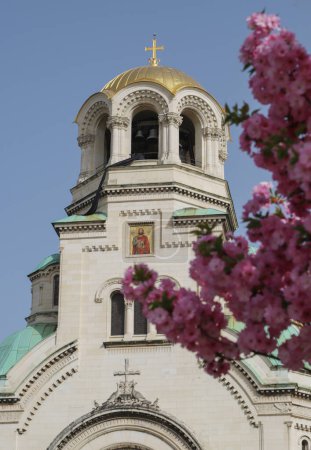 La Catedral Patriarcal de San Alejandro Nevski en la capital de Bulgaria en primavera, Sofía, vista general
