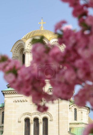 La Catedral Patriarcal de San Alejandro Nevski en la capital de Bulgaria en primavera, Sofía, vista general