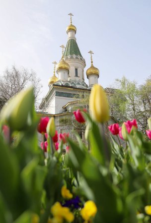 Foto de La Iglesia de San Nicolás el Hacedor de Milagros, la iglesia rusa, en el centro de Sofía, la capital de Bulgaria en primavera, vista general - Imagen libre de derechos