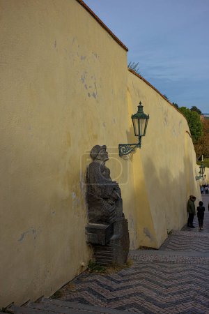 Téléchargez les photos : Prague, République tchèque - 6 octobre 2023 : Sculpture du musicien tchèque Karel Hasler ; situé sur les escaliers du Vieux Château de Prague, ouvert en 2009. Statue en granit-diorite. - en image libre de droit