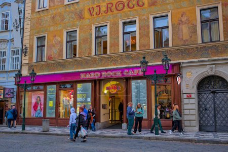 Téléchargez les photos : Prague, République tchèque - 7 octobre 2023 : Façade de la célèbre maison VJ Rott (Dum U Rotta) et d'autres bâtiments dans la vieille ville de Prague. De nombreux touristes se promènent dans le centre historique de Prague. - en image libre de droit