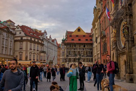 Téléchargez les photos : Prague, République tchèque - 7 octobre 2023 : Place de la Vieille Ville avec des touristes, place historique dans le centre de Prague. Les vieux bâtiments colorés et l'horloge astronomique sont très populaires parmi les touristes. - en image libre de droit