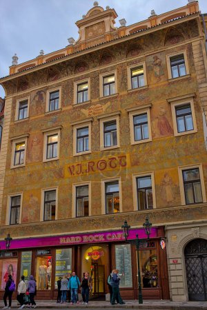 Téléchargez les photos : Prague, République tchèque - 7 octobre 2023 : Façade de la célèbre maison VJ Rott (Dum U Rotta) et d'autres bâtiments dans la vieille ville de Prague. De nombreux touristes se promènent dans le centre historique de Prague. - en image libre de droit