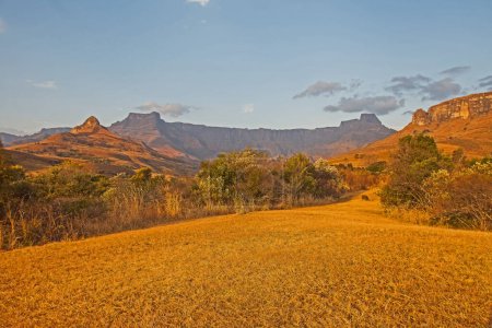 La formation Amphithéâtre vue du Parc National Royal Natal dans le Drakensberg Afrique du Sud