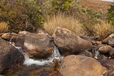 L'eau claire de la rivière Mahai dans le Parc National Royal Natal. Drakensber Afrique du Sud