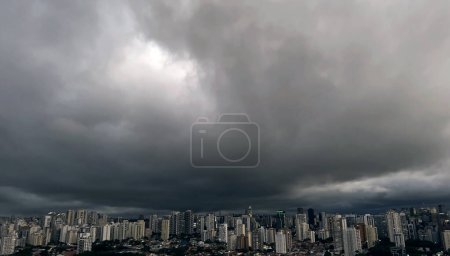 Téléchargez les photos : Nuages de pluie sombres et dramatiques au-dessus d'une ville. Ville de Sao Paulo, Brésil. - en image libre de droit