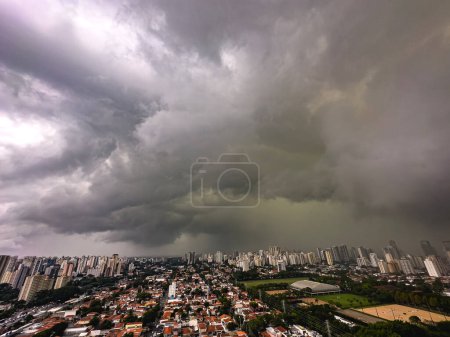 Tormenta en la gran ciudad. Ciudad de Sao Paulo, Brasil. América del Sur.