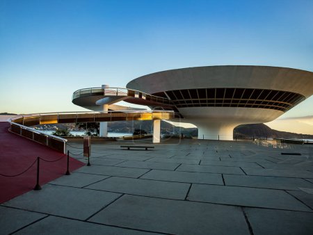 Foto de MAC Niteroi. Museo de Arte Contemporáneo de Niteroi. Arquitecto Oscar Niemeyer. Ciudad de Niteroi, estado de Río de Janeiro, Brasil. - Imagen libre de derechos