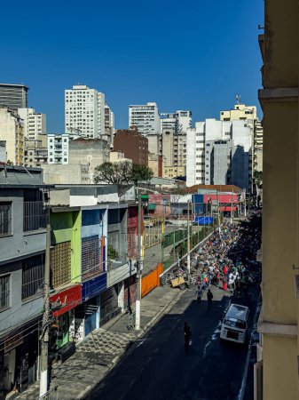 Téléchargez les photos : Un groupe de personnes fume du crack dans une zone centrale, occupée par des consommateurs de drogue, connue sous le nom de Crackland. Ville de Sao Paulo, Brésil. - en image libre de droit