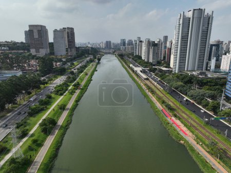 Photo pour De grandes rivières dans les grandes villes. Rivière Pinheiros dans la ville de Sao Paulo, Brésil. - image libre de droit
